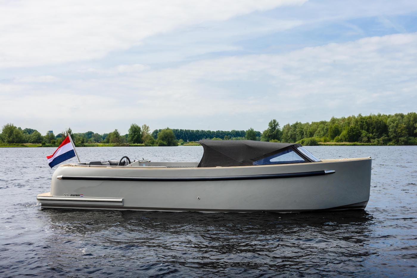 Seafury Tender Hawker 725, grijze motorboot vaart op water
