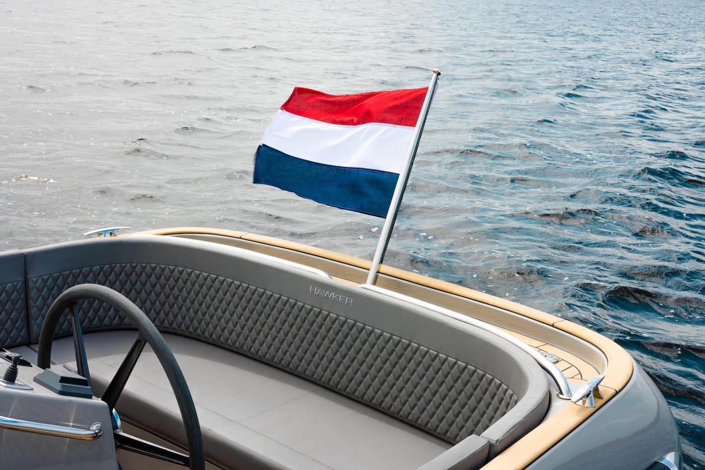 Seafury Tender Hawker 725, nederlandse vlag wapperend op boot