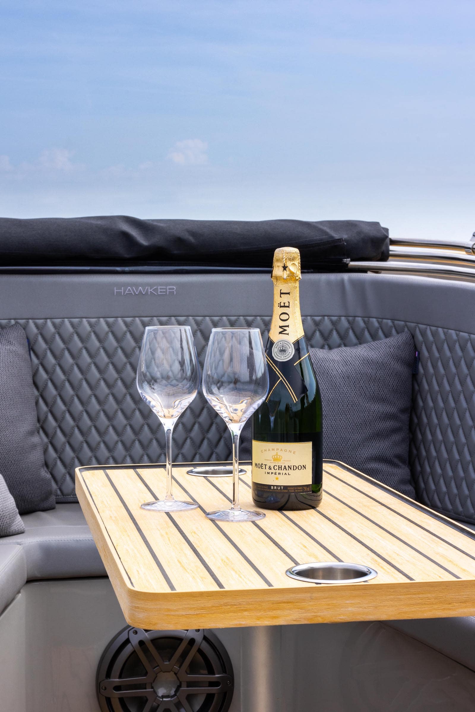 Seafury Tender Hawker 725, champagne met glazen op tafel