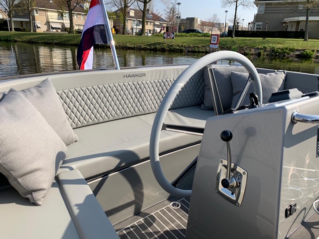 Seafury Tender Hawker 725, stuurstand met kussens en stuurwiel