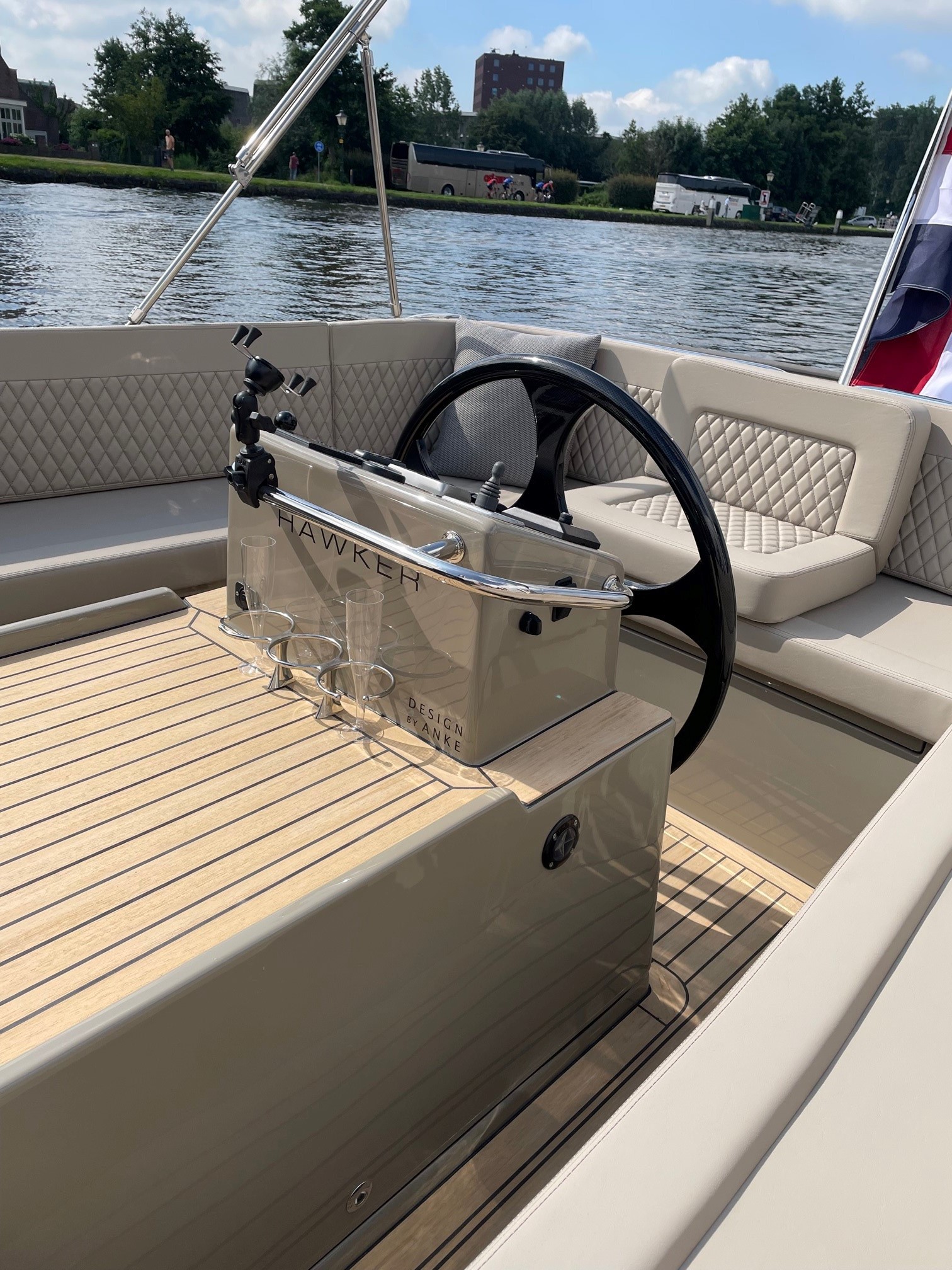 Seafury Tender Hawker 725, stuurstand met stuurwiel en glazen