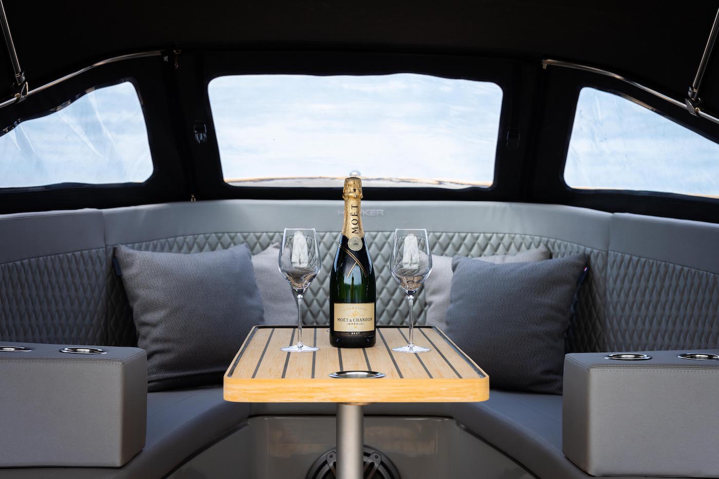 Seafury Tender Hawker 725, zitbank met champagne en glazen