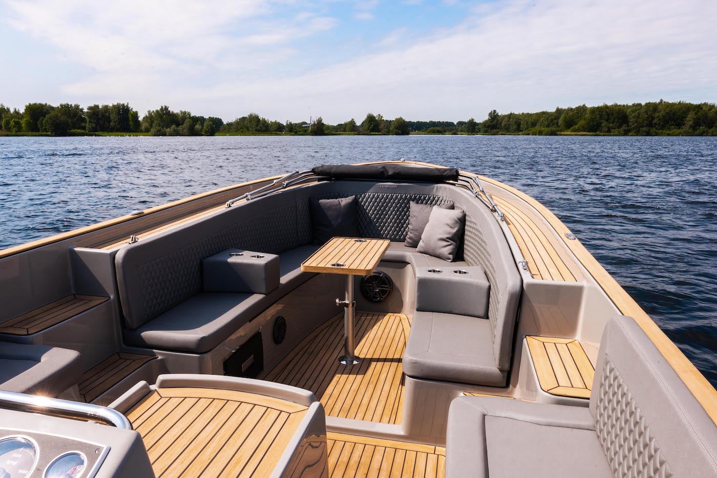 Seafury Tender Hawker 725, zitbank met houten tafel op boot