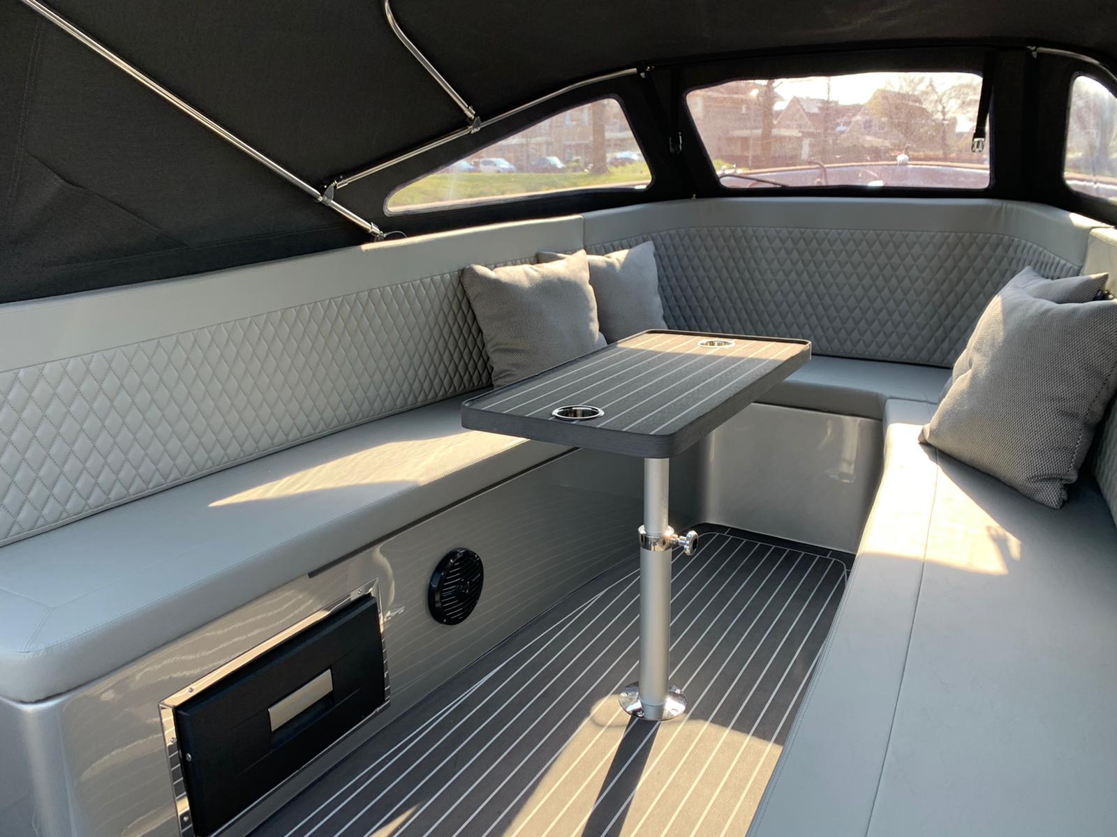 Seafury Tender Hawker 725, zitbank met tafel en kussens