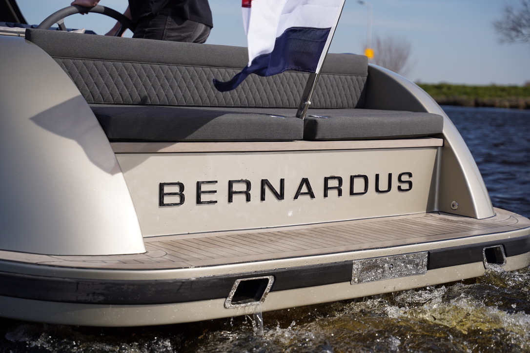 Seafury Tender Hawker Z8, achtersteven boot met naam