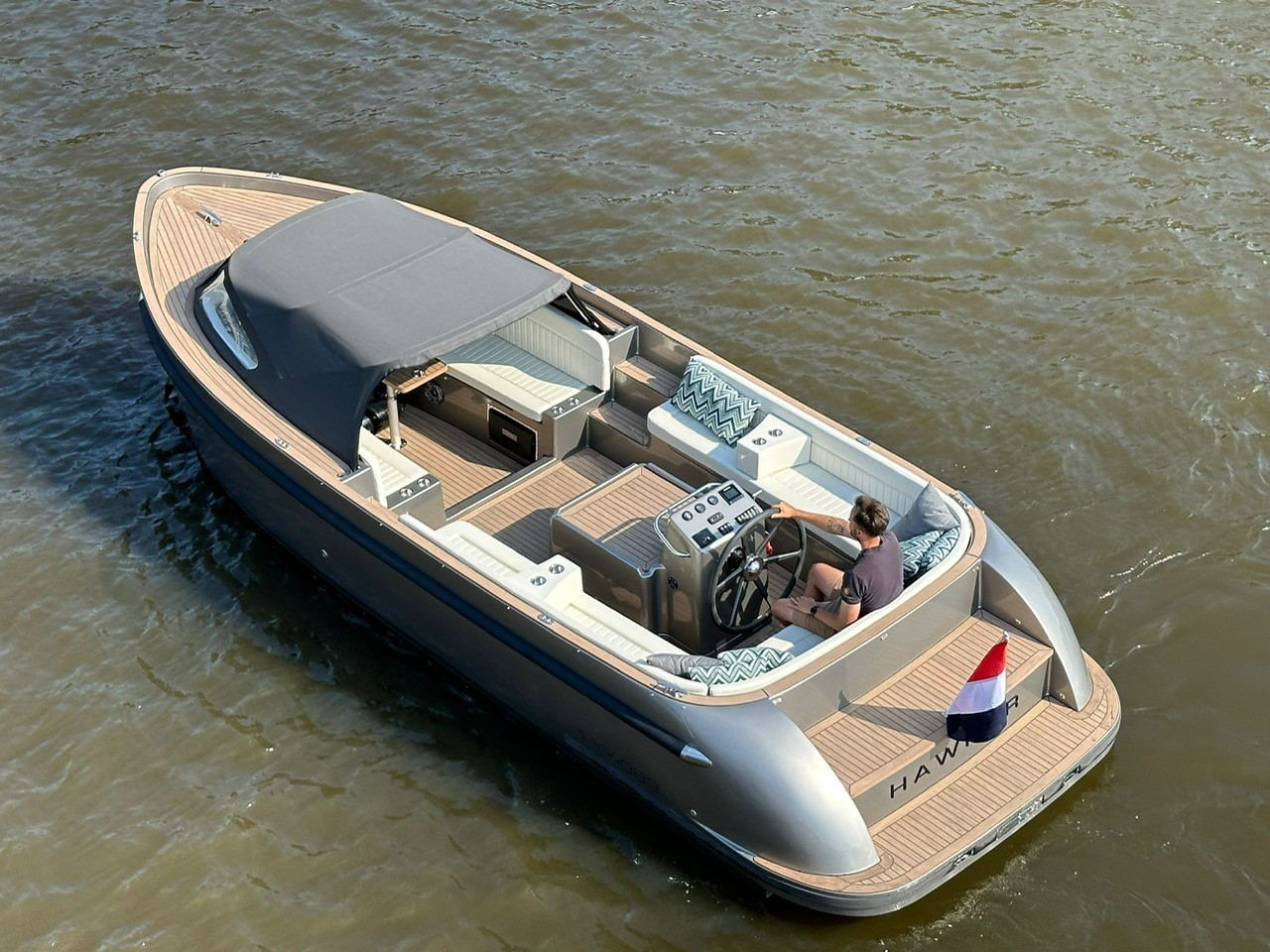 Seafury Tender Hawker Z8, boot van bovenaf op water