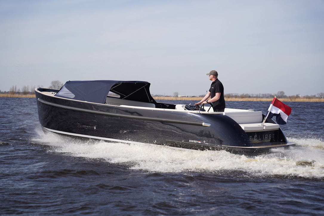 Seafury Tender Hawker Z8, boot varend op water