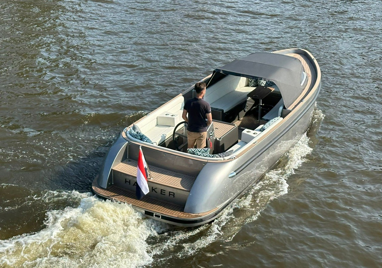 Seafury Tender Hawker Z8, boot varend op water