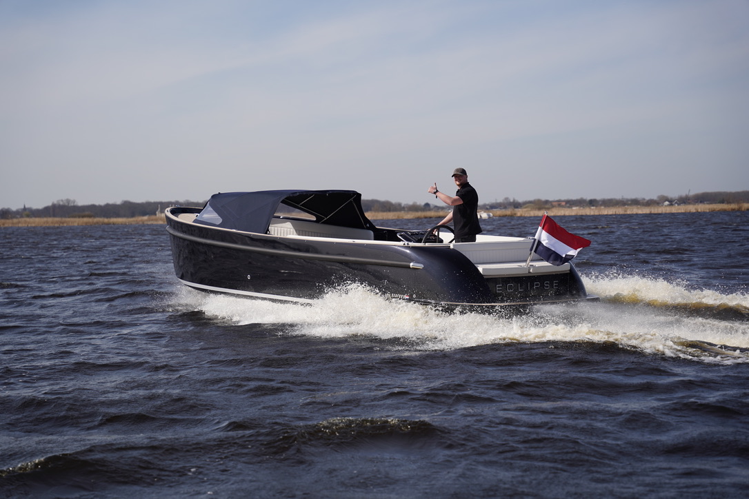 Seafury Tender Hawker Z8, boot varend op water