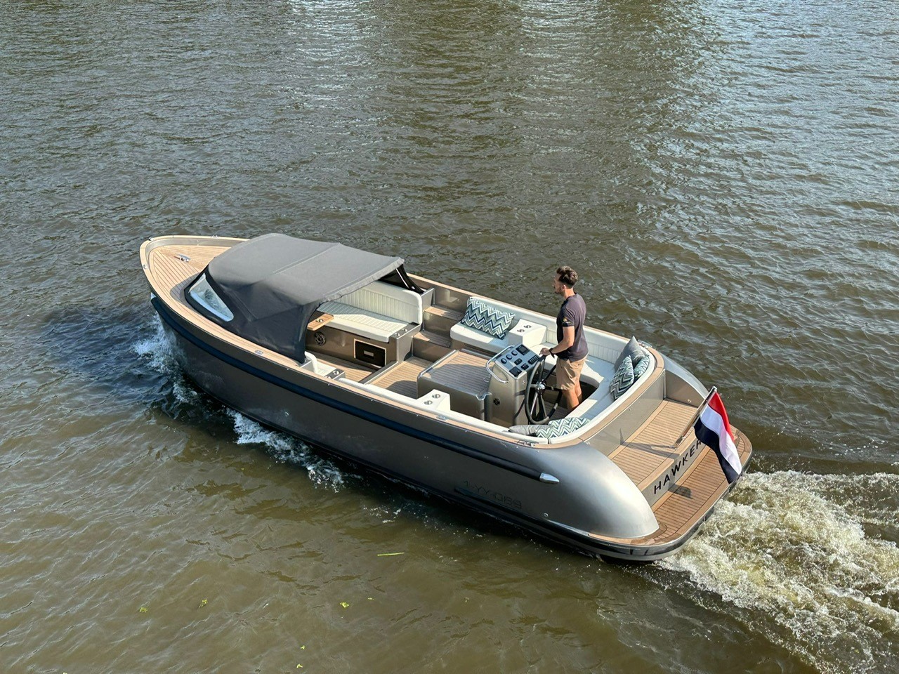Seafury Tender Hawker Z8, boot varend op water