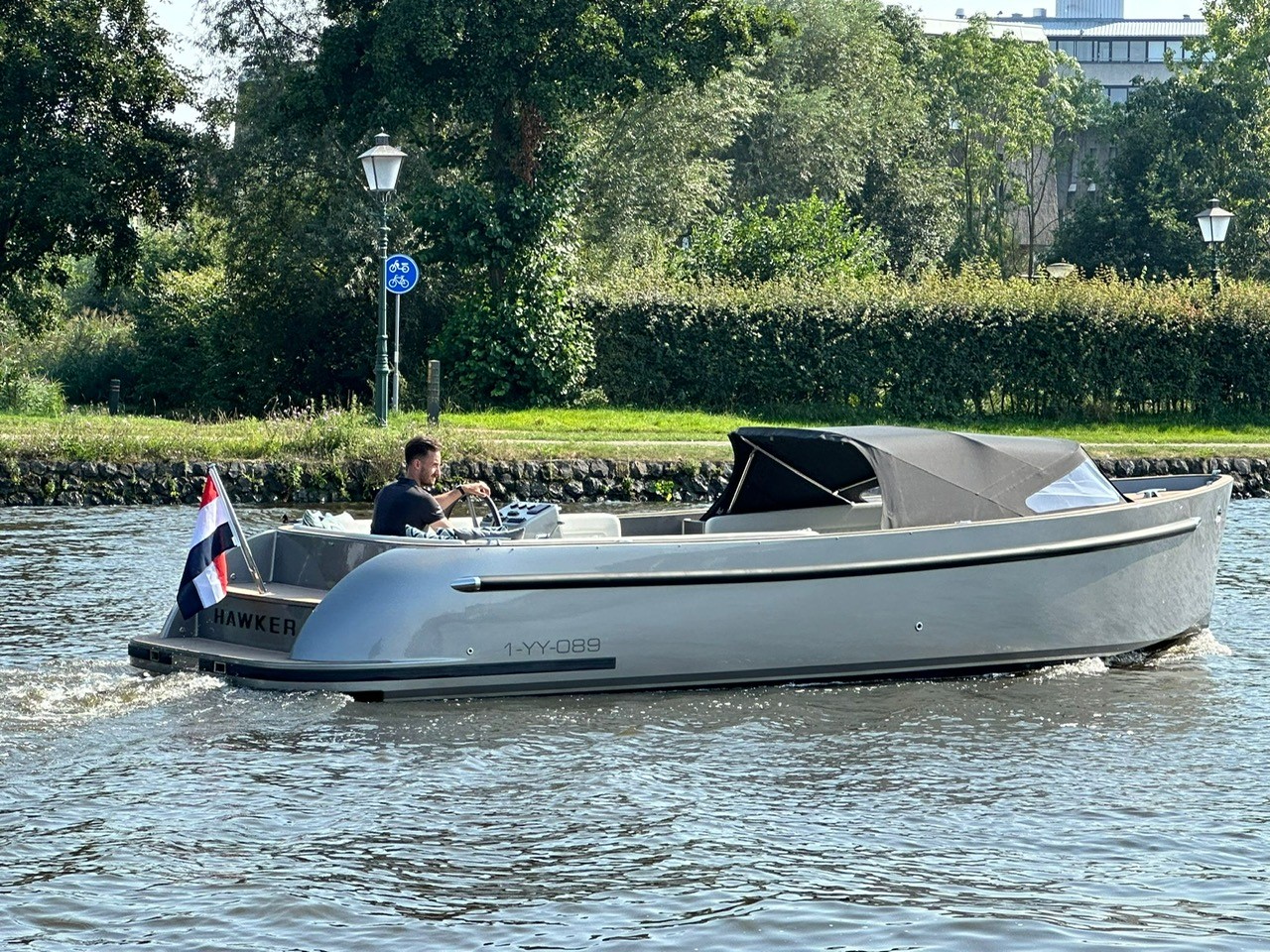 Seafury Tender Hawker Z8, boot varend op water