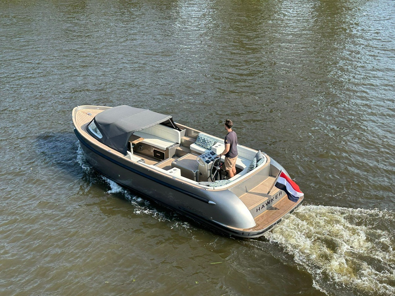 Seafury Tender Hawker Z8, boot varend op water