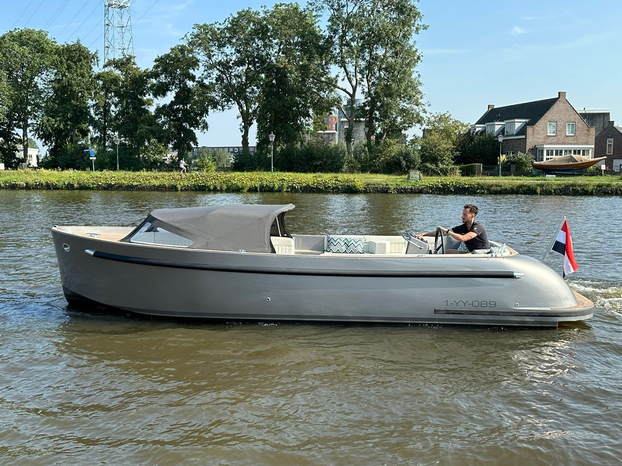 Seafury Tender Hawker Z8, boot varend op water
