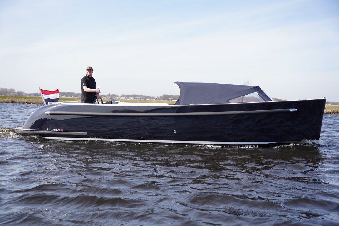 Seafury Tender Hawker Z8, boot varend op water