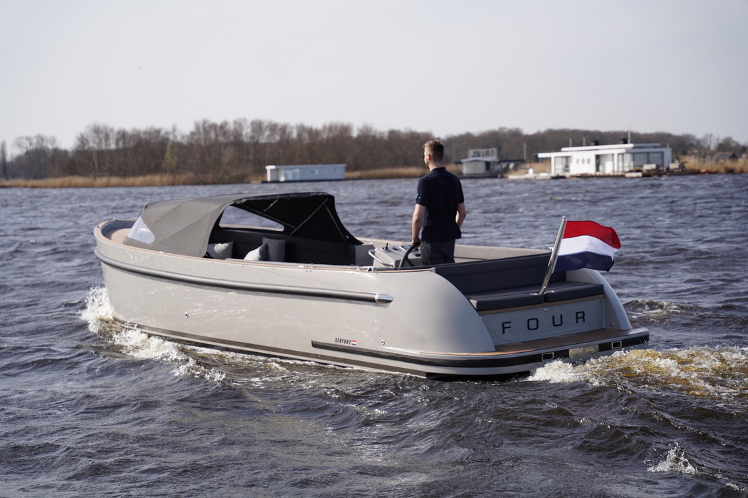 Seafury Tender Hawker Z8, boot varend op water