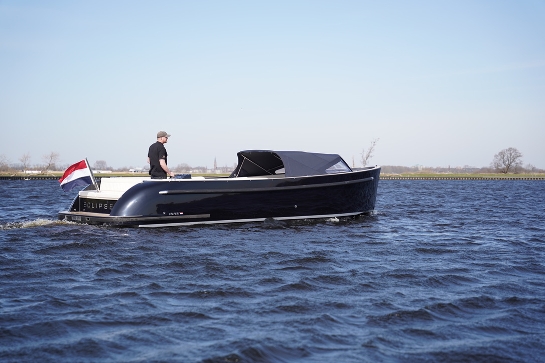 Seafury Tender Hawker Z8, boot varend op water