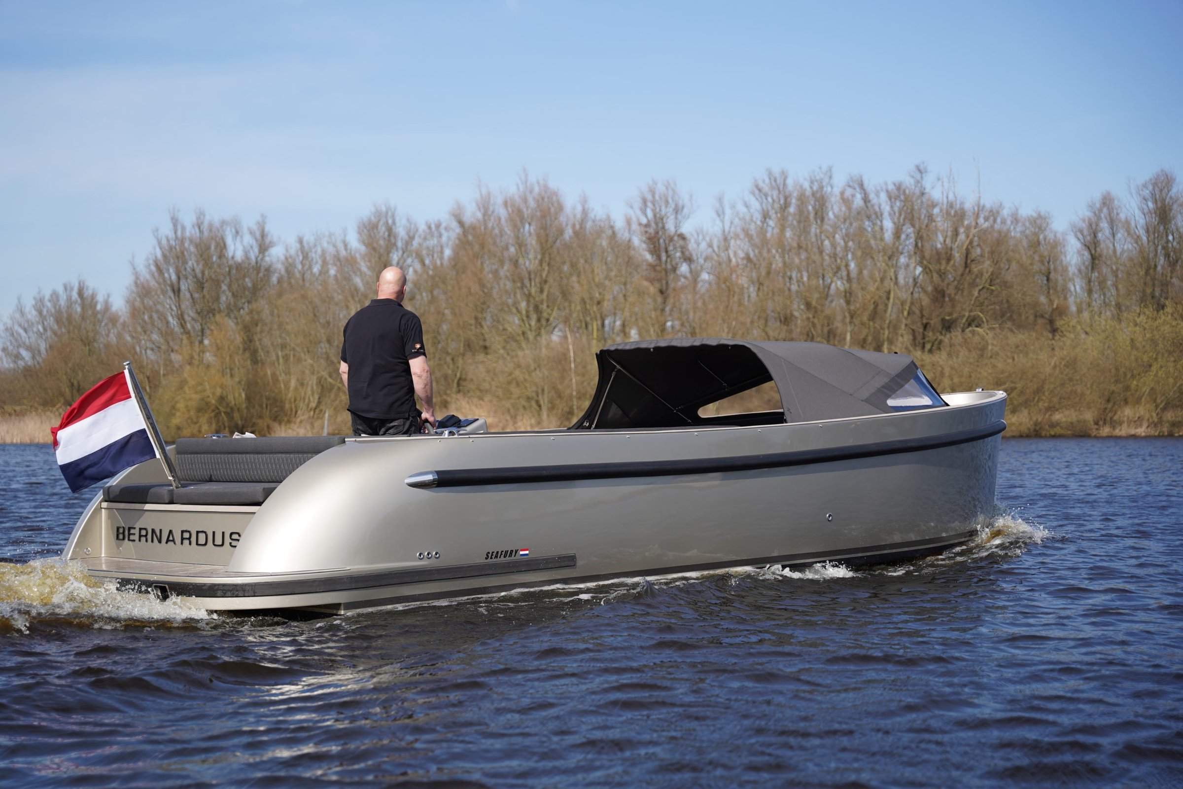 Seafury Tender Hawker Z8, boot varend op water