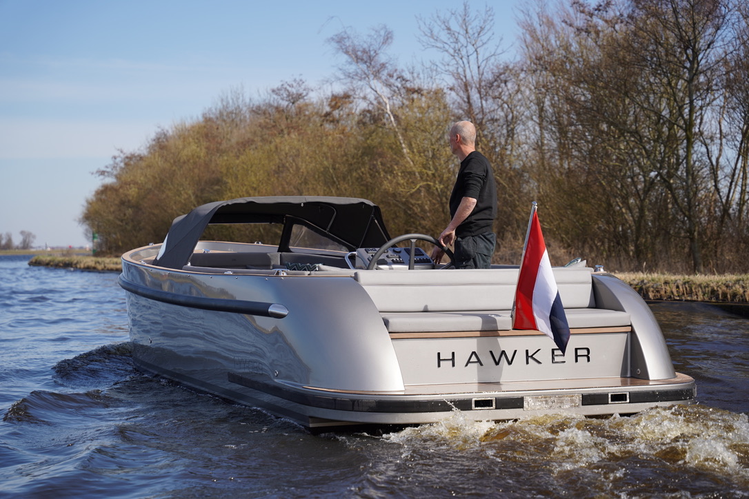 Seafury Tender Hawker Z8, boot varend op water