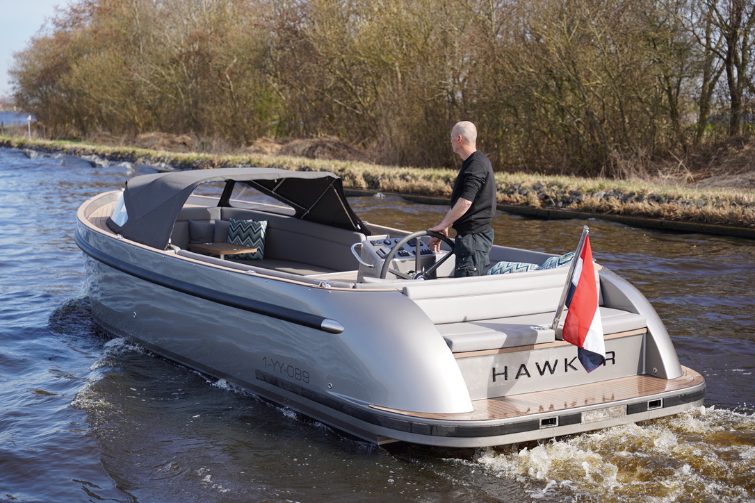 Seafury Tender Hawker Z8, boot varend op water