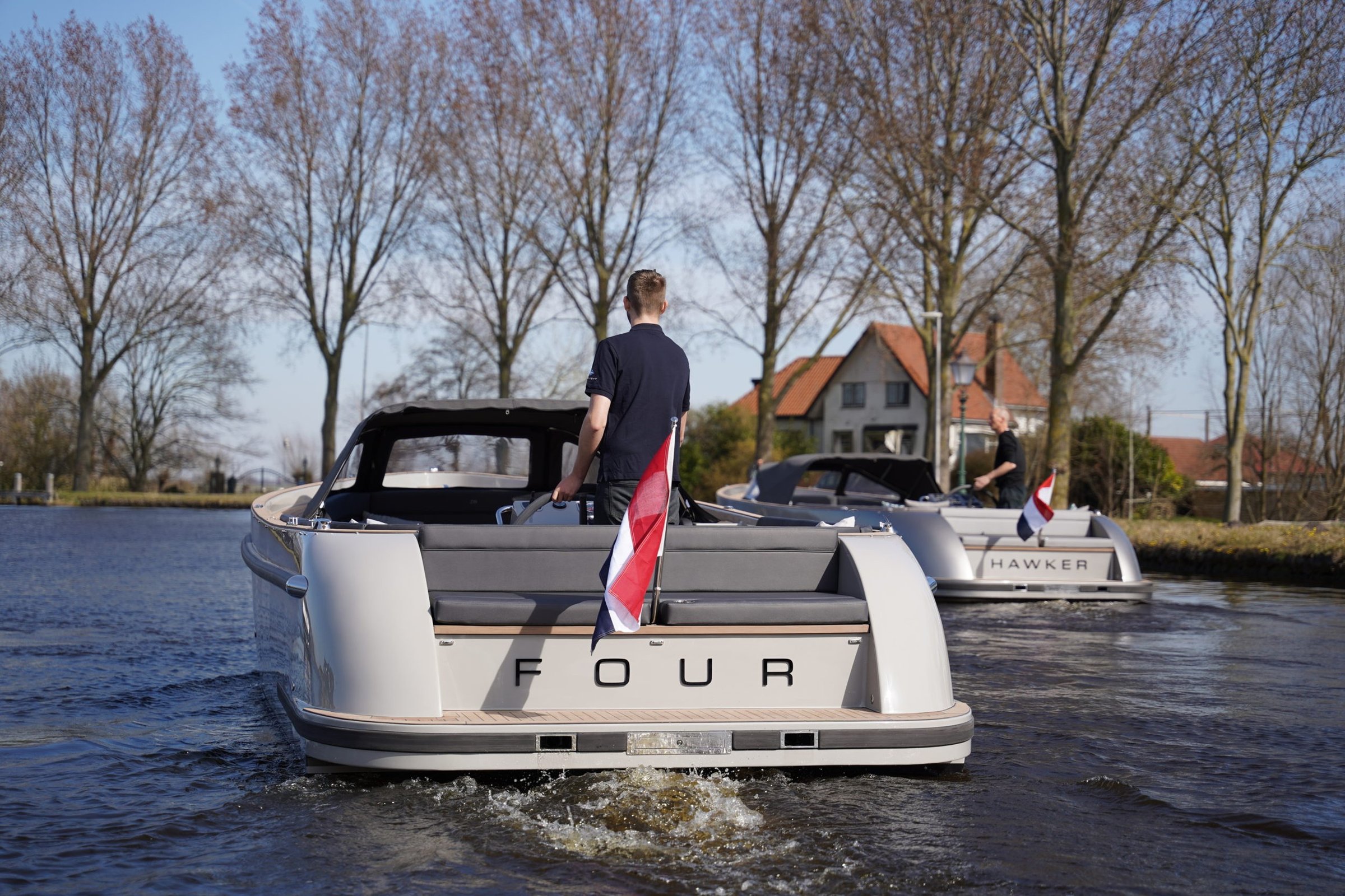 Seafury Tender Hawker Z8, boten varen op kanaal
