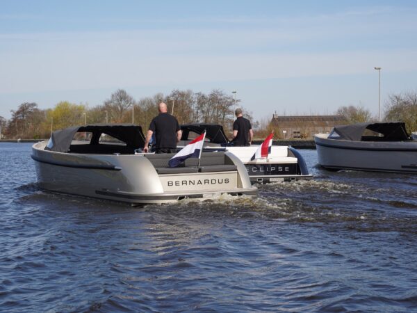 Seafury Tender Hawker Z8, boten varen op water