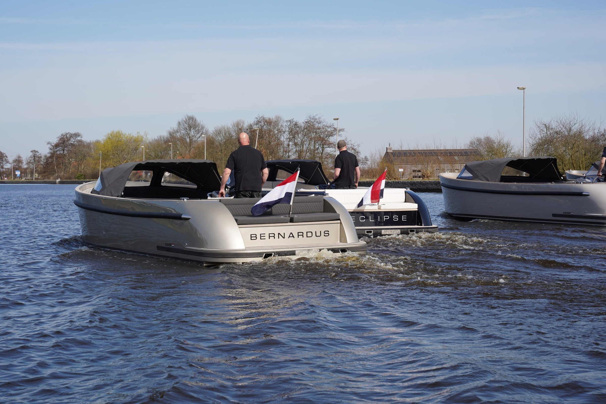 Seafury Tender Hawker Z8, boten varen op water