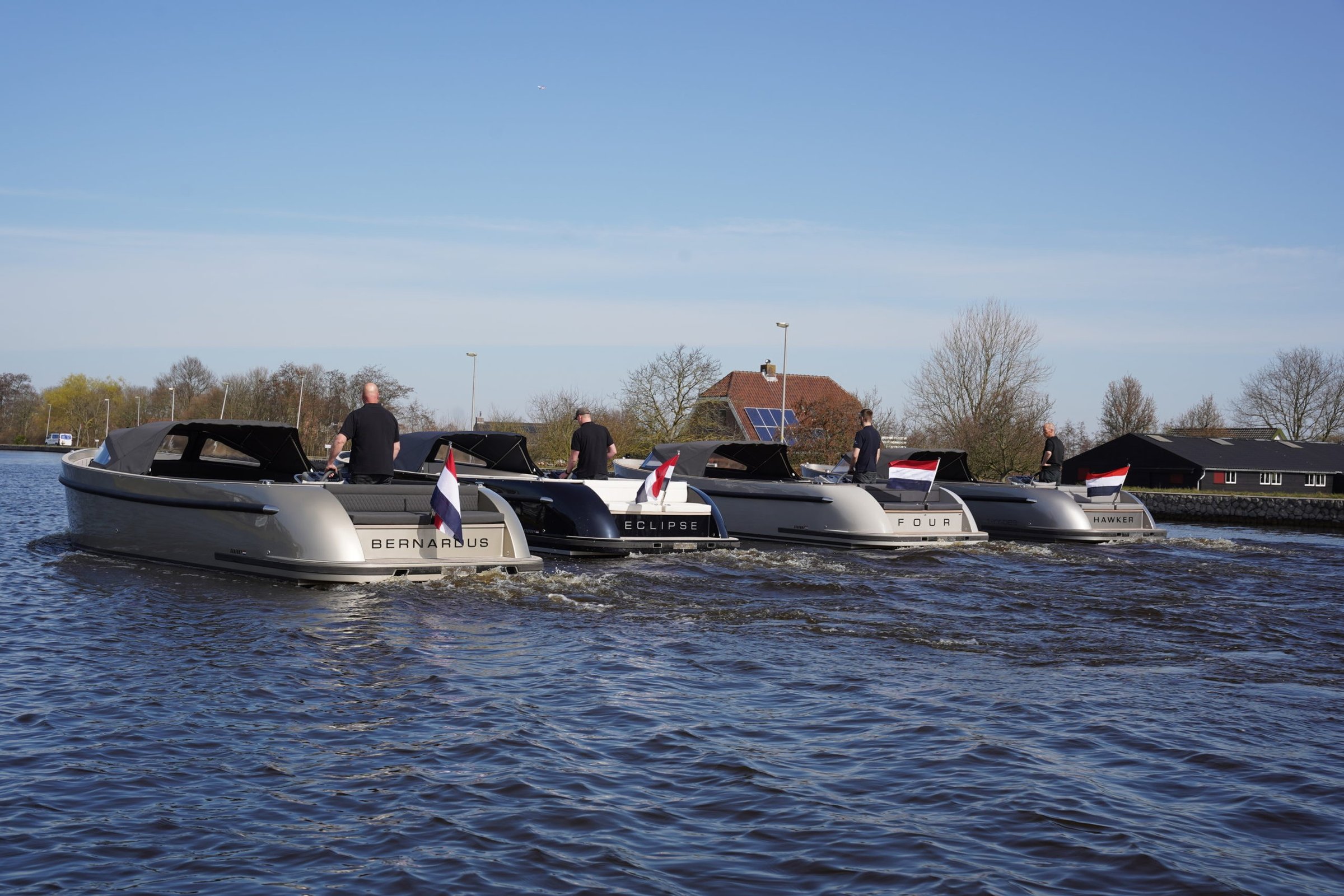 Seafury Tender Hawker Z8, boten varen op water
