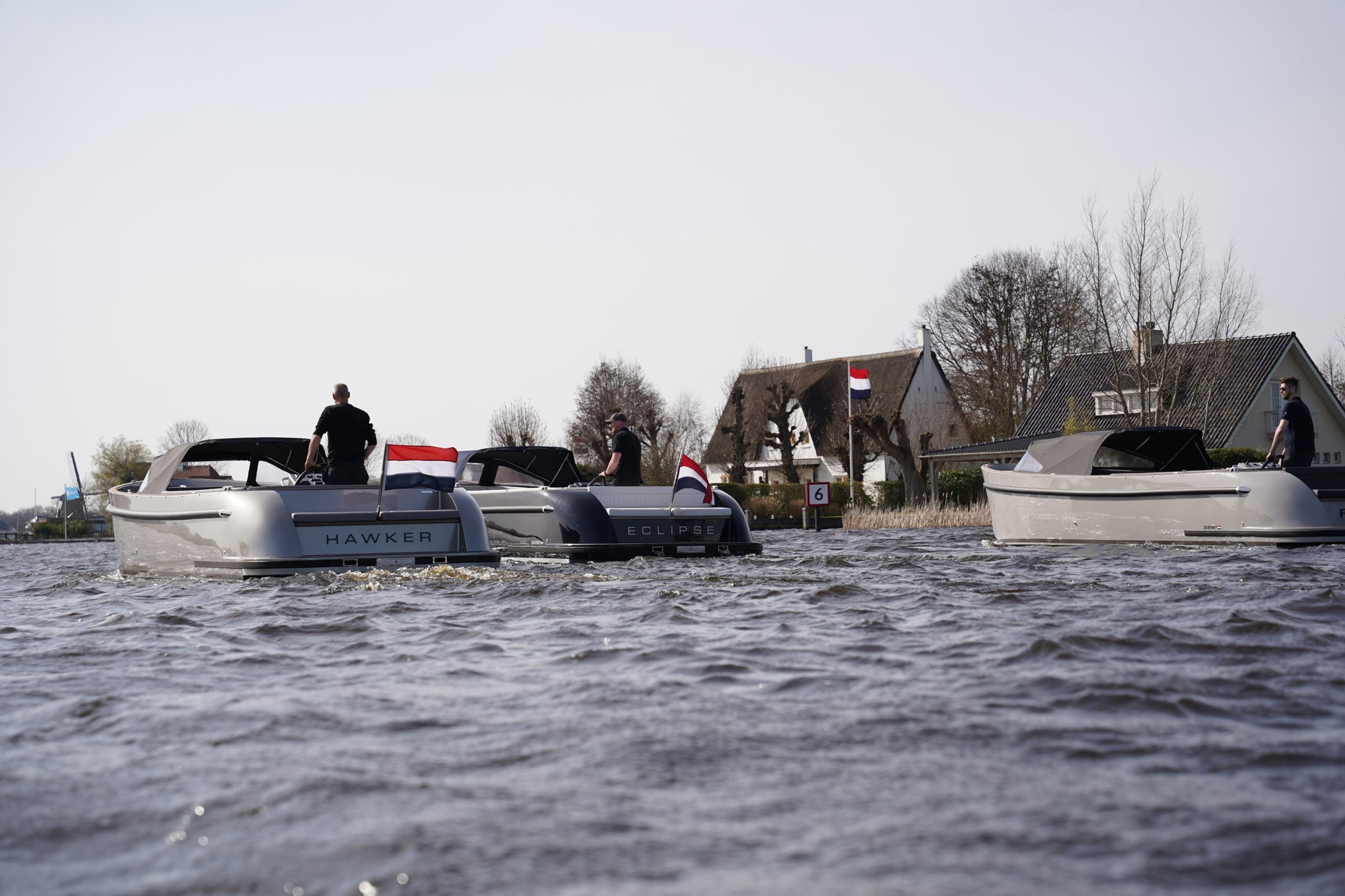 Seafury Tender Hawker Z8, boten varen op water