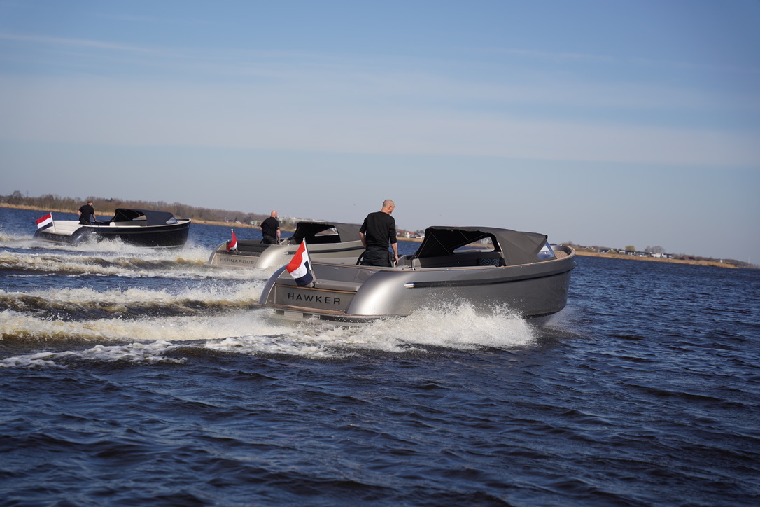 Seafury Tender Hawker Z8, boten varend op water