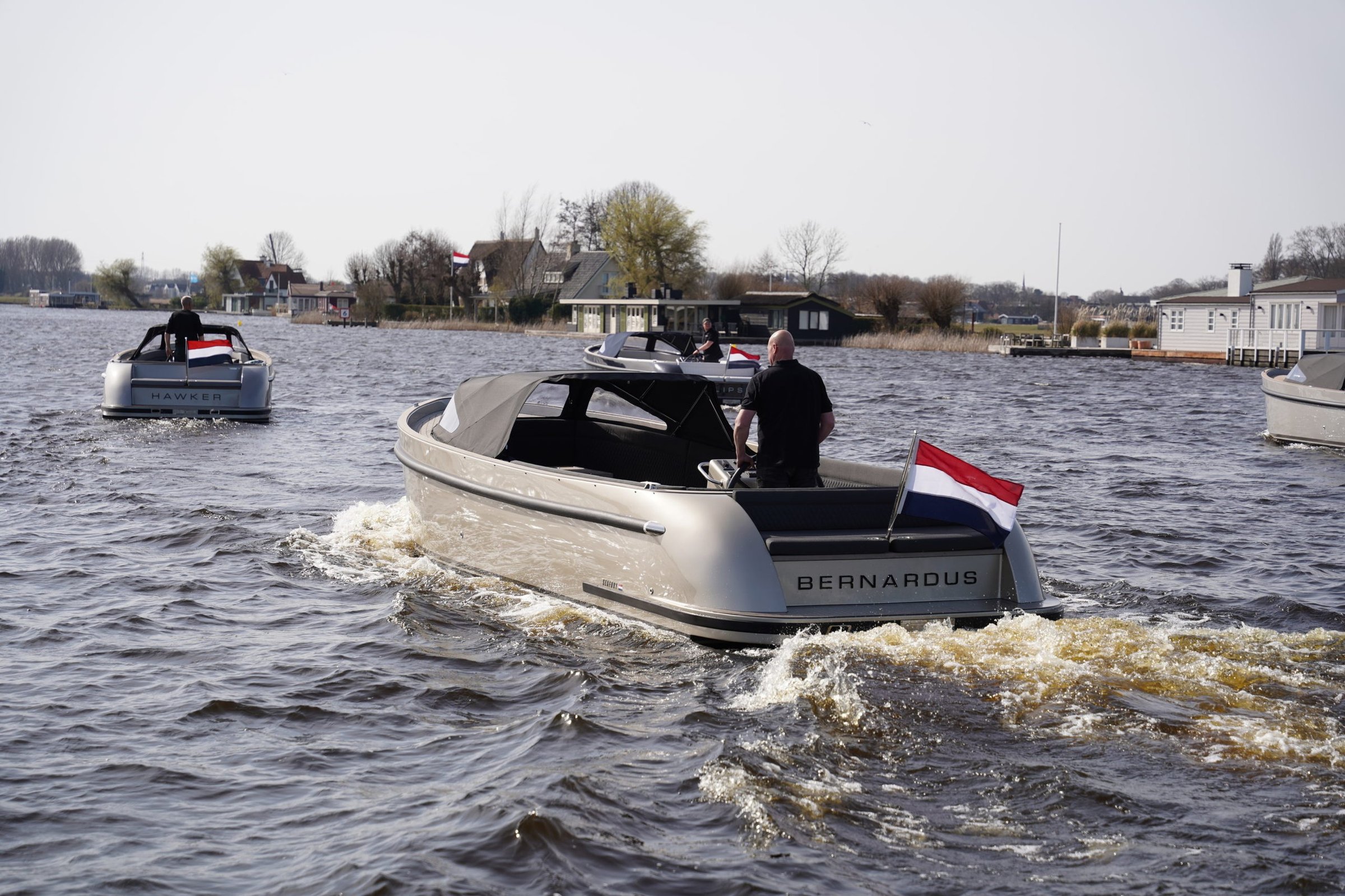 Seafury Tender Hawker Z8, boten varend op water