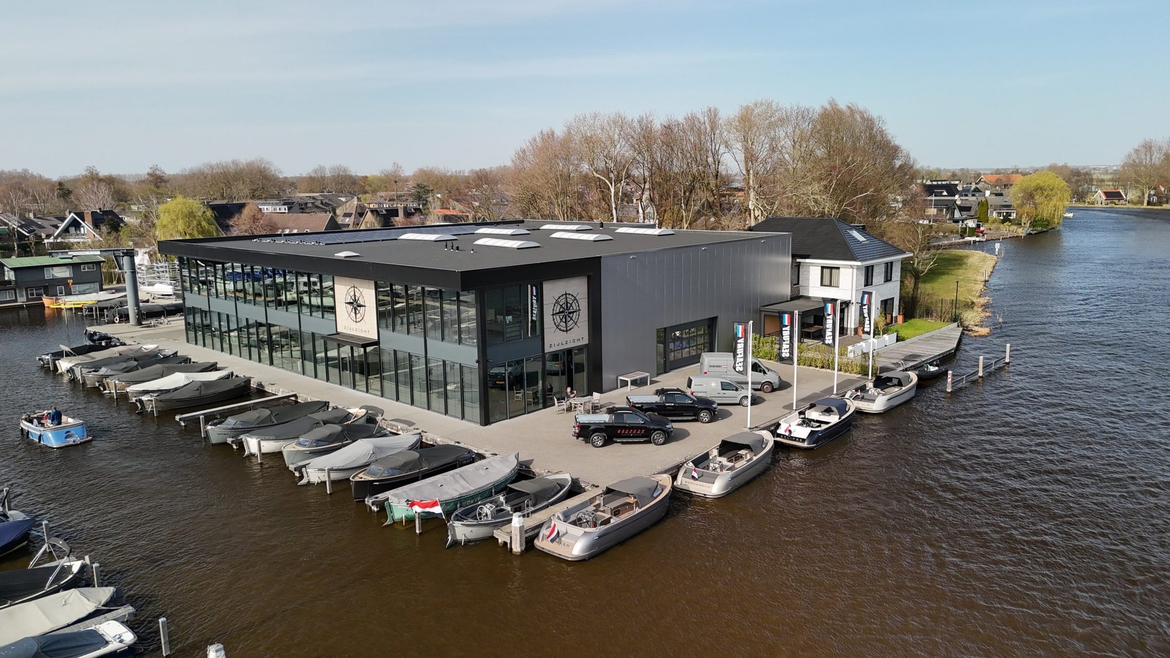 Seafury Tender Hawker Z8, jachthaven met boten en gebouw