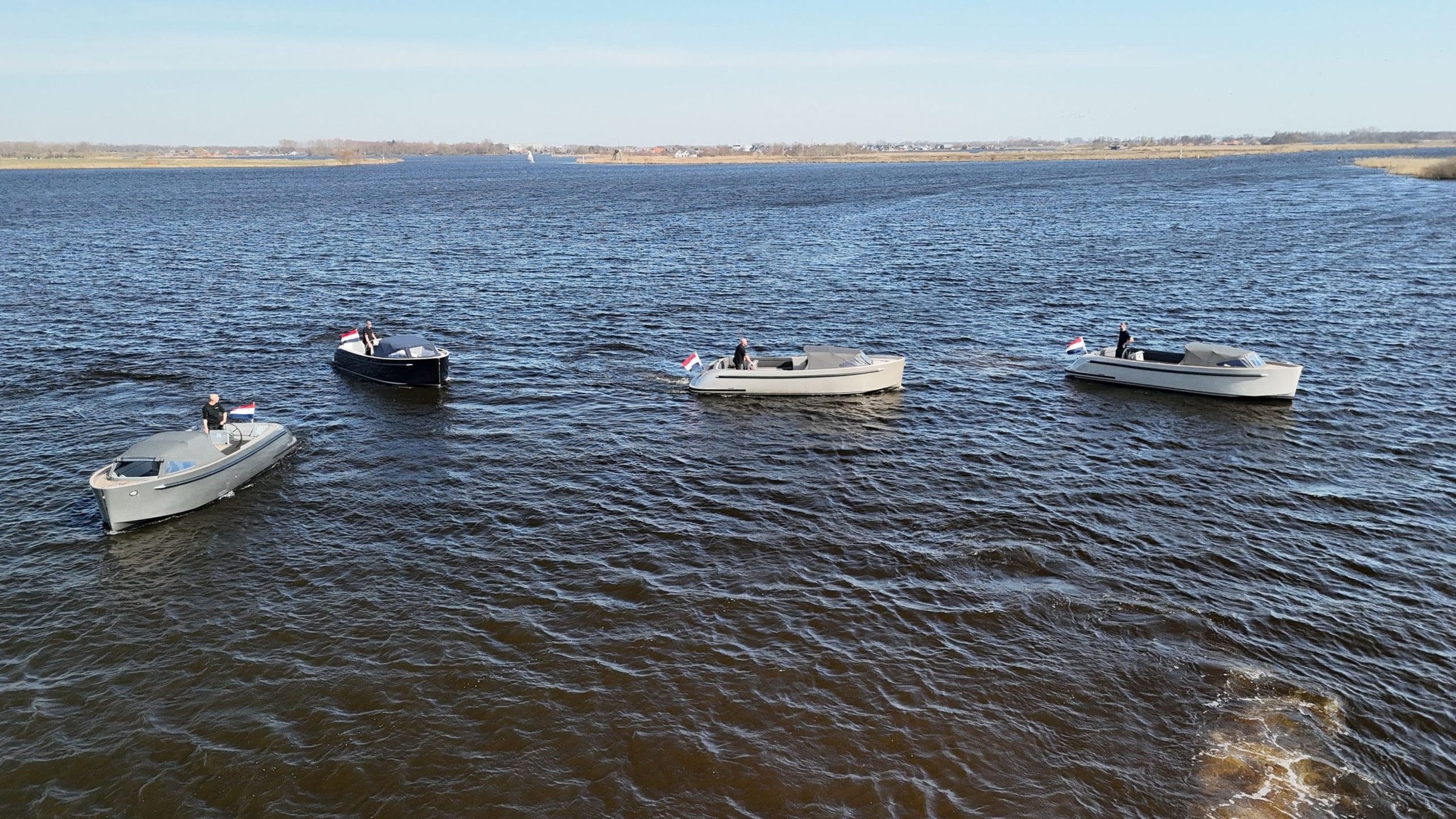 Seafury Tender Hawker Z8, vier boten varend op water