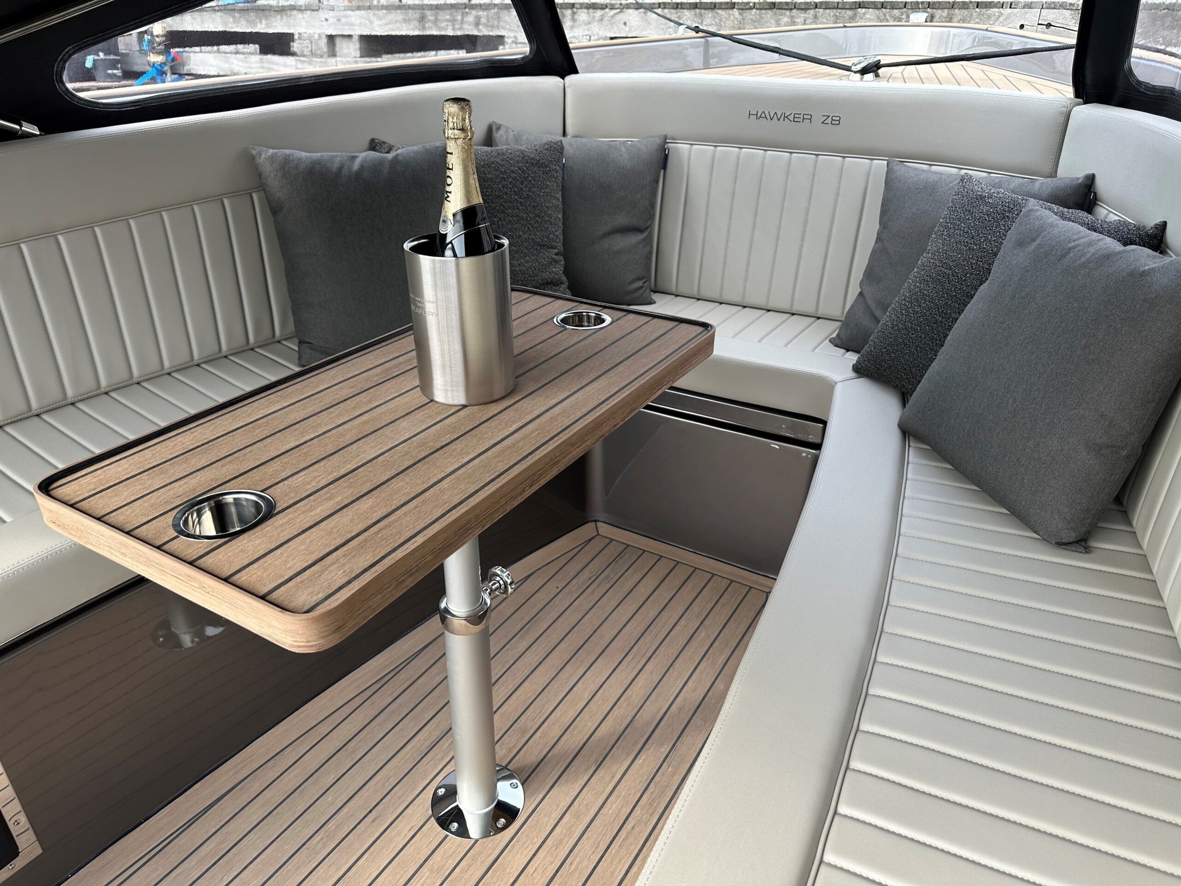 Seafury Tender Hawker Z8, zitbank met tafel en champagne