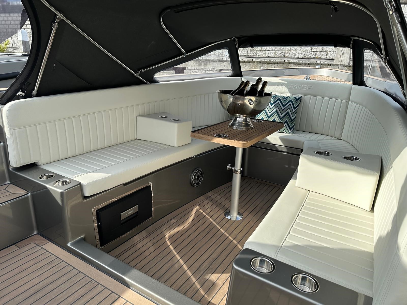 Seafury Tender Hawker Z8, zithoek met tafel en champagne