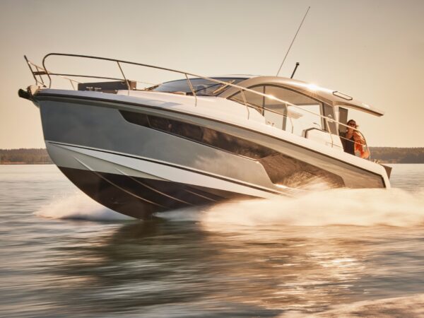 Sealine C335, boot varend op water