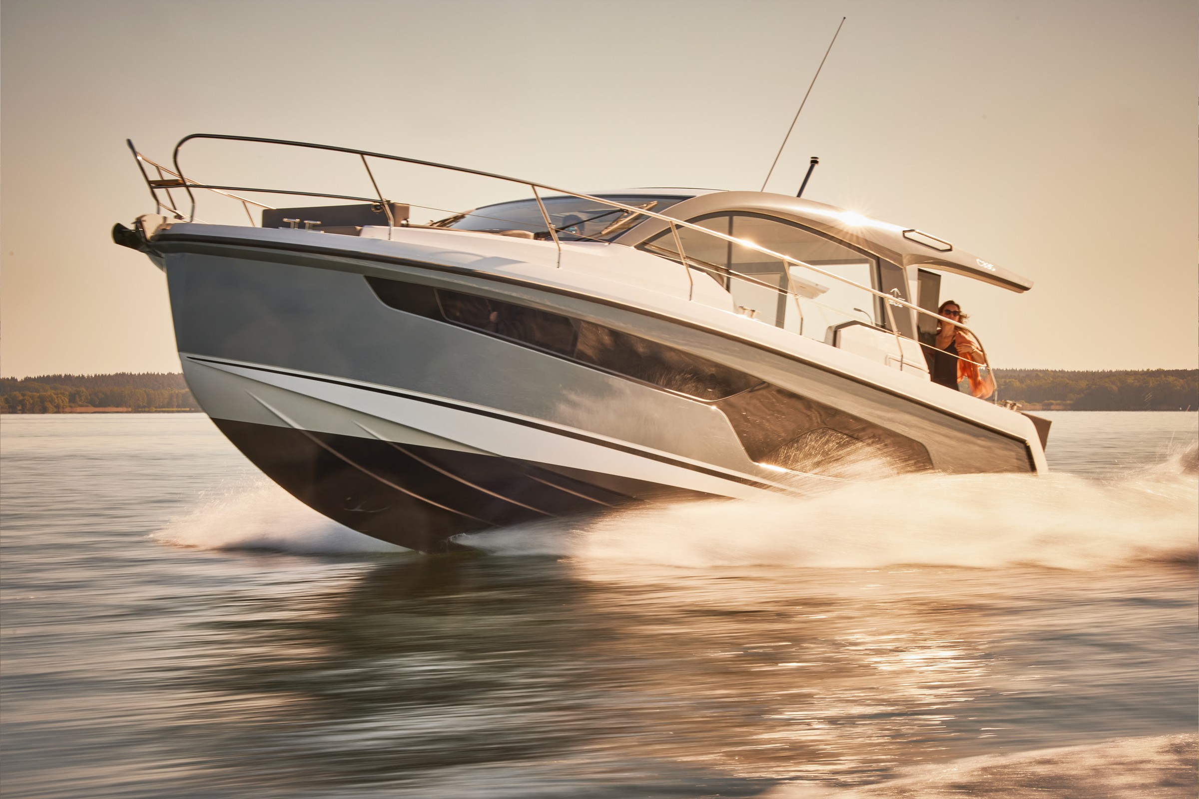 Sealine C335, boot varend op water
