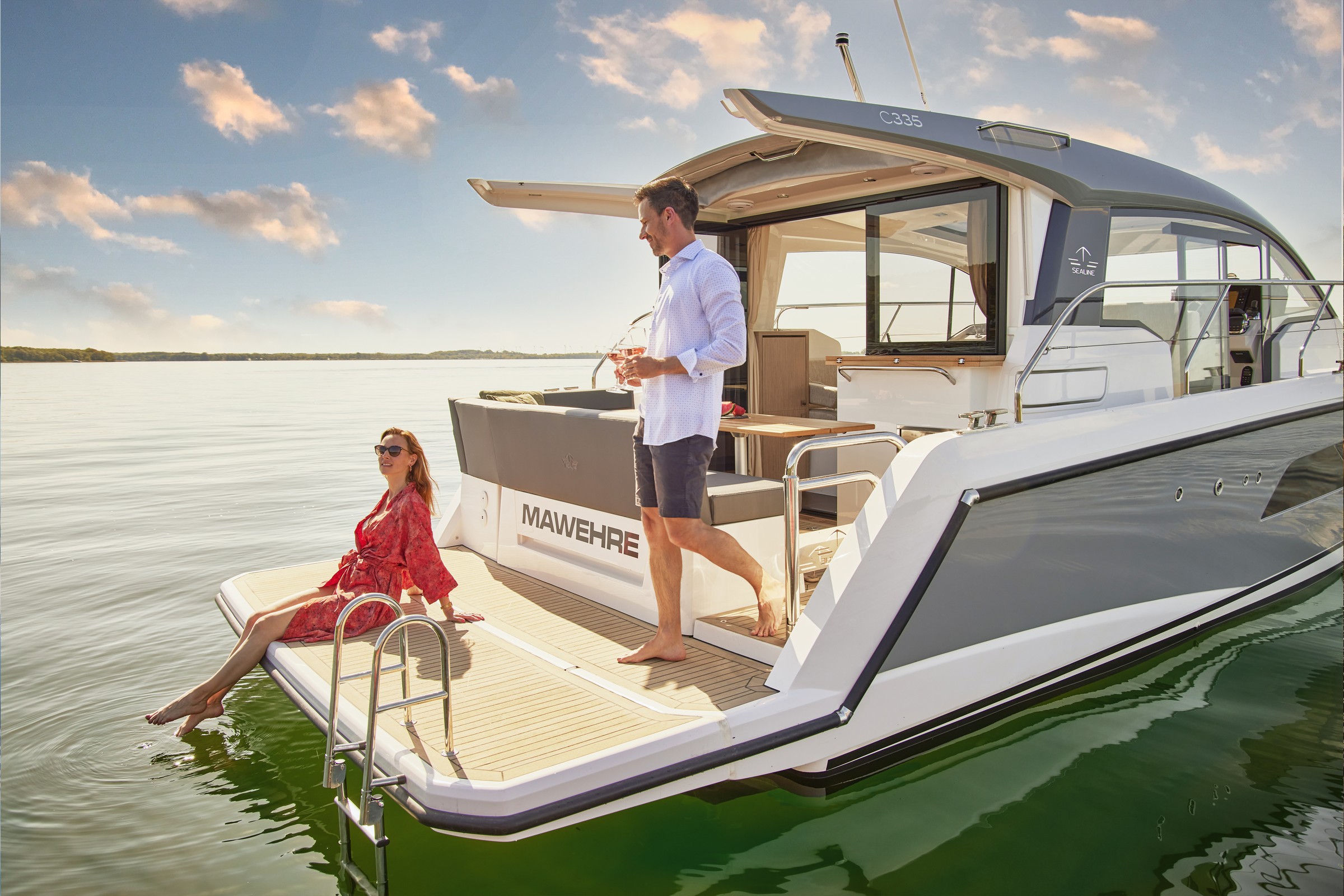 Sealine C335, stel ontspant op achterdek boot