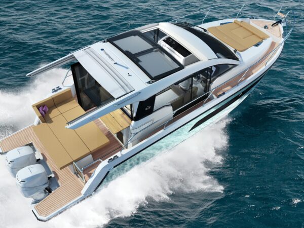Sealine C335v, boot varend op zee