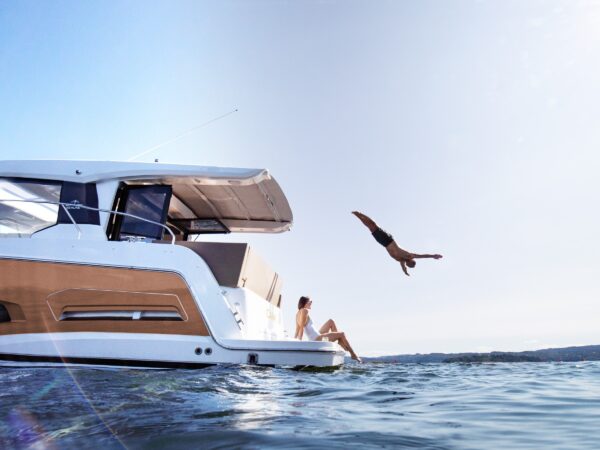 Sealine C390, man duikt van boot