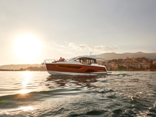 Sealine C430, boot varend bij zonsondergang