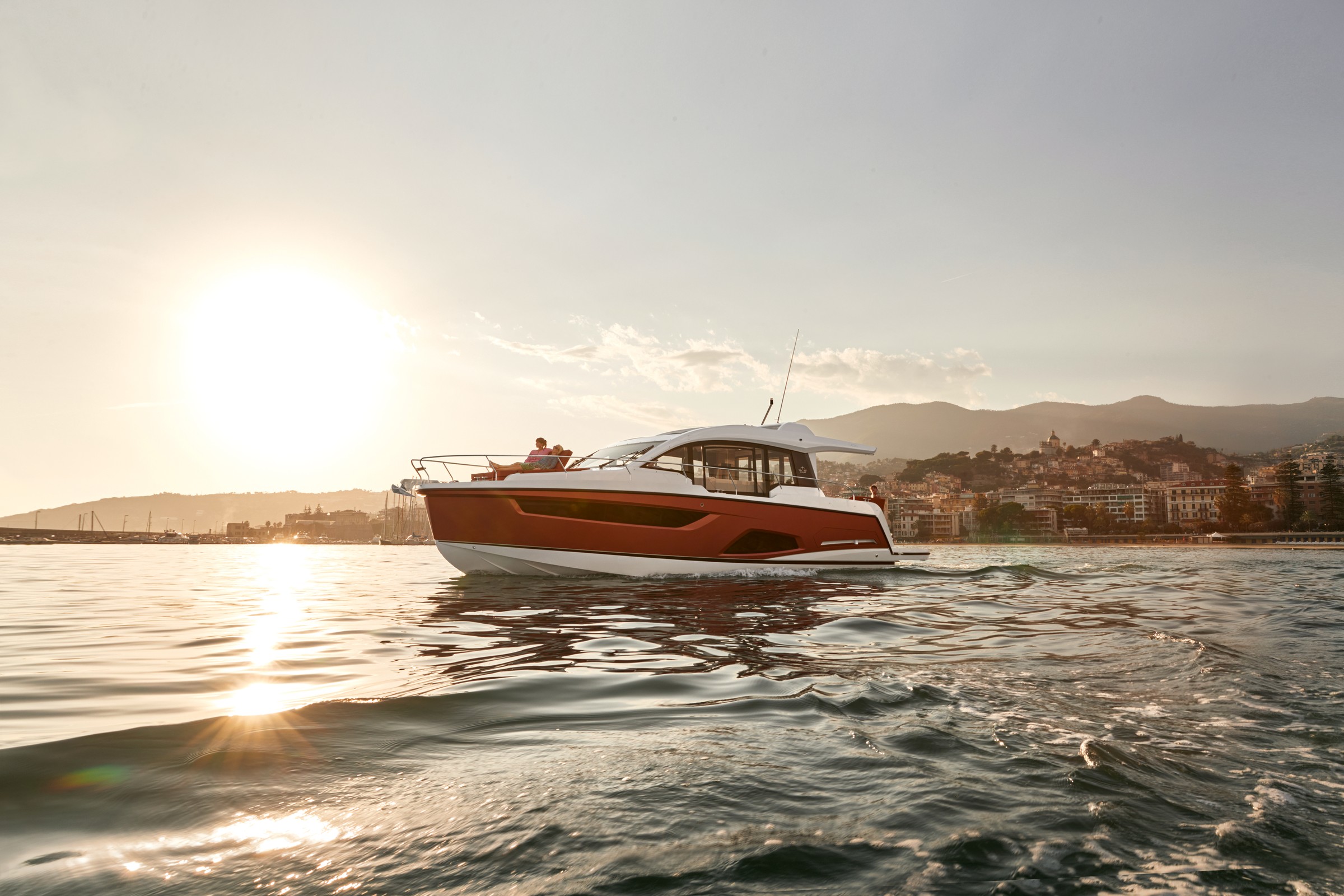 Sealine C430, boot varend bij zonsondergang