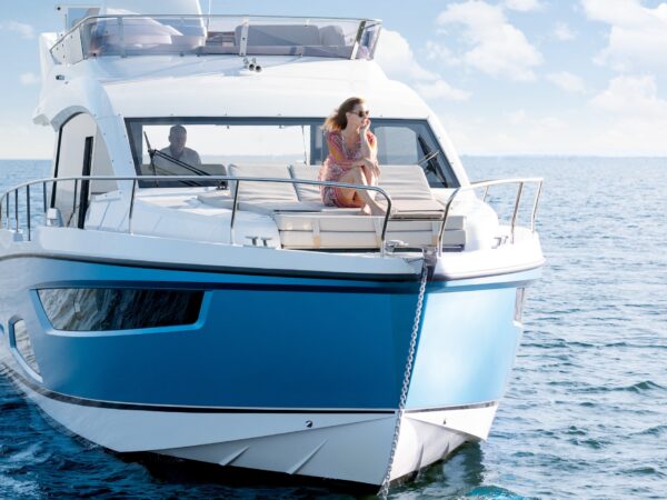 Sealine F430, boot met vrouw op voordek