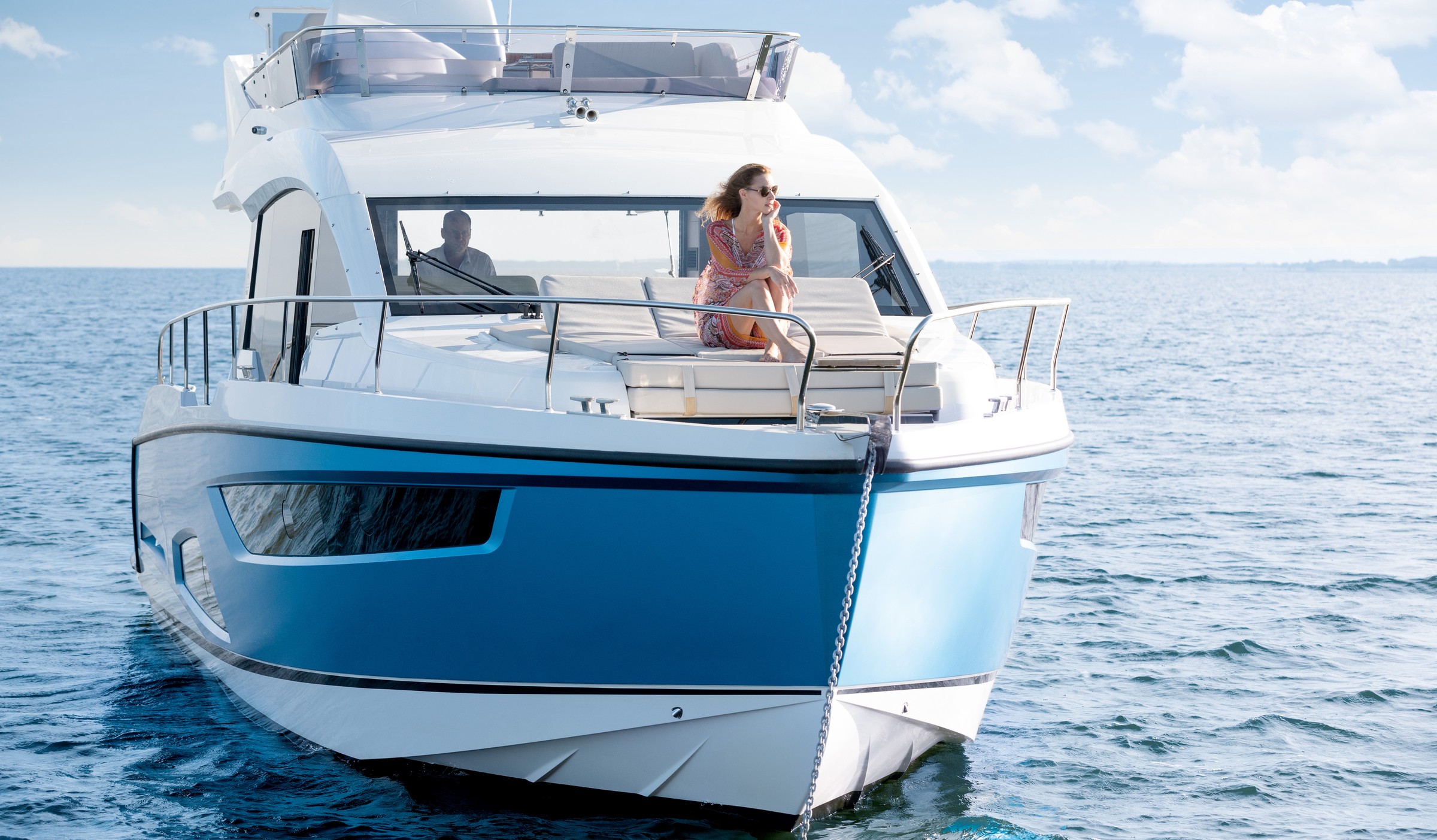 Sealine F430, boot met vrouw op voordek