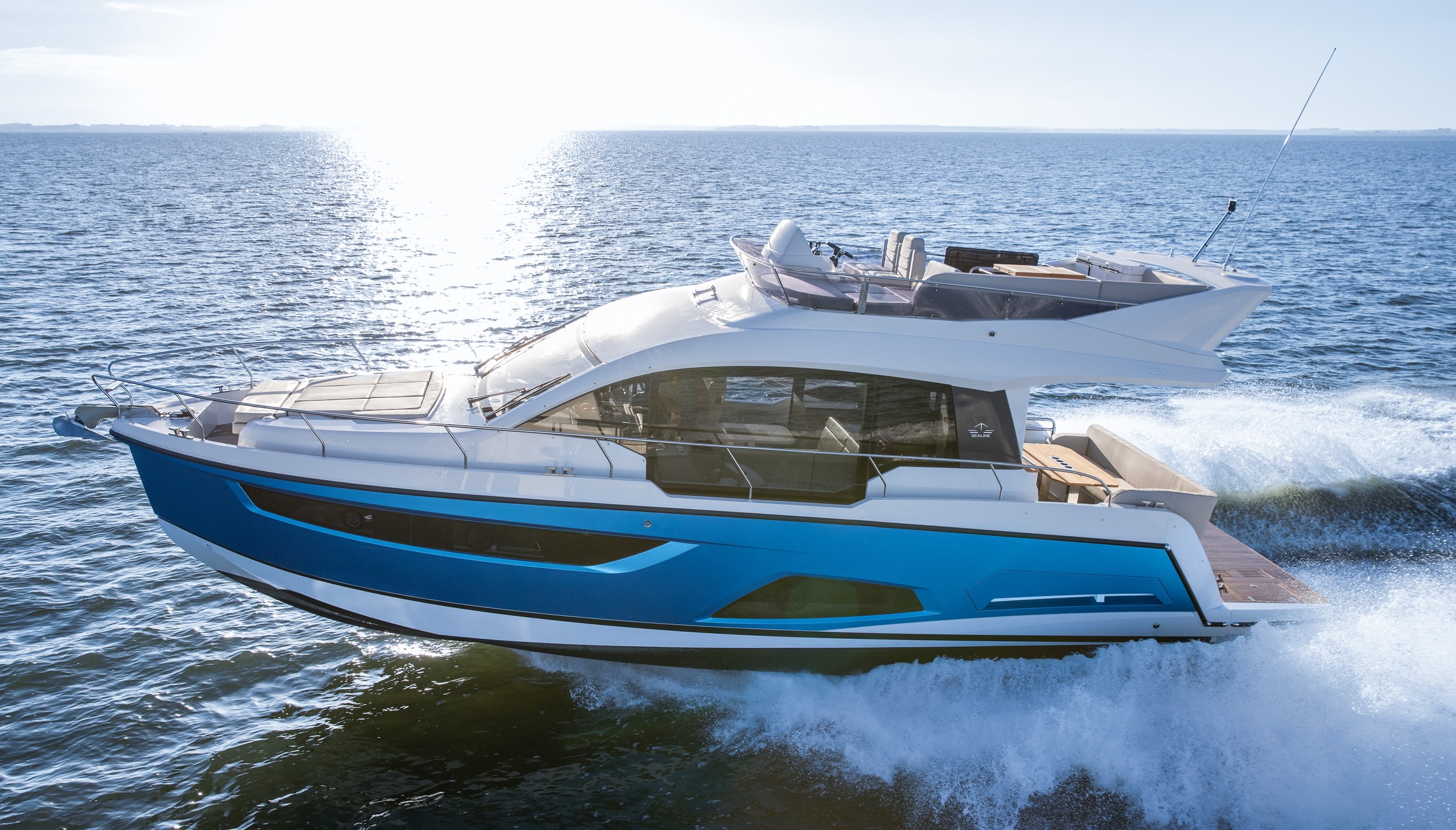 Sealine F430, boot varend op zee