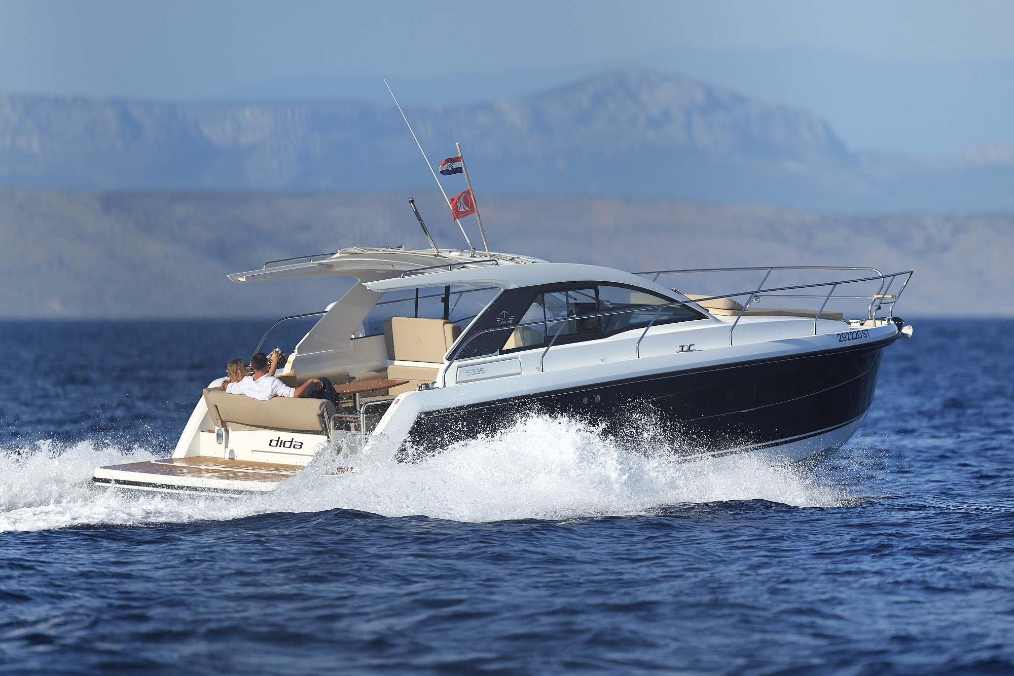 Sealine S335, boot varend op zee