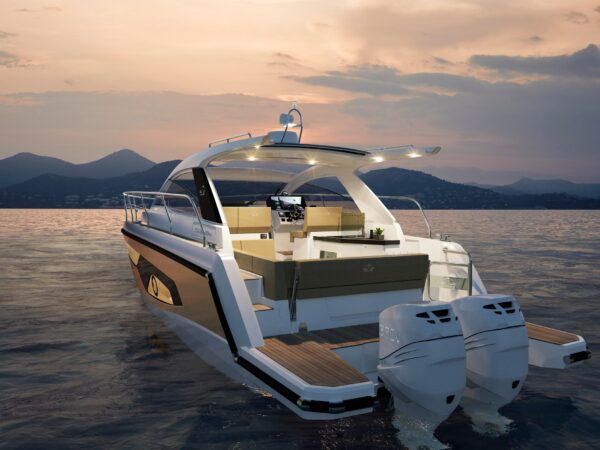 Sealine S335v, boot op zee bij zonsondergang