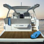 Sealine S390, achtersteven met zwemplatform en waterscooter