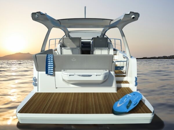 Sealine S390, achtersteven met zwemplatform en waterscooter