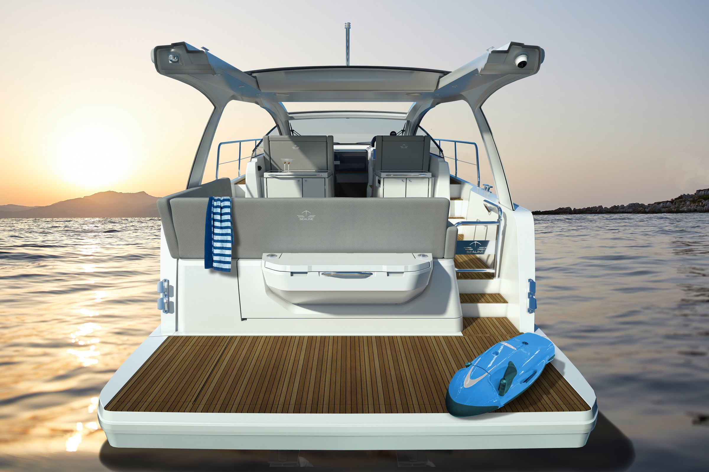 Sealine S390, achtersteven met zwemplatform en waterscooter