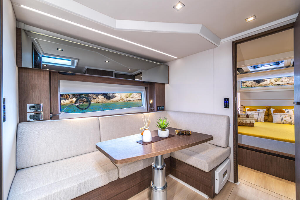 Sealine S390, zitbank met eettafel en slaapkamer